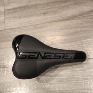 NWOT Genesis Saddle Bike Seat 10"